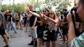 VIDEO: Mojan con pistolas de agua a turistas en Barcelona en protesta