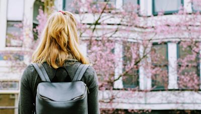 Elle amène sa fille en voiture pour son premier jour d’école et commet une erreur dramatique