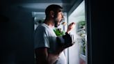 Comer tarde ni te quita el hambre ni va a hacer que quemes más calorías