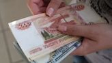 El Banco Central de Rusia interviene luego de que el rublo caiga a su nivel más bajo desde el comienzo de la guerra y genera tensiones en el Kremlin