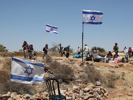 Illegal Israeli immigrants burn Palestinian crops