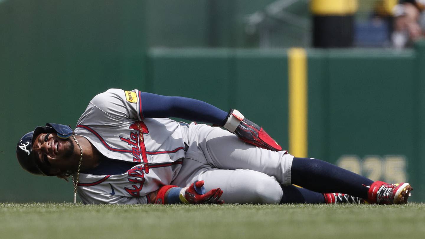 Braves' MVP OF Ronald Acuña Jr. tears ACL in non-contact fall against Pirates