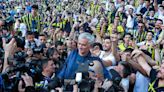 Mourinho firma con el Fenerbahçe turco en una ceremonia multitudinaria