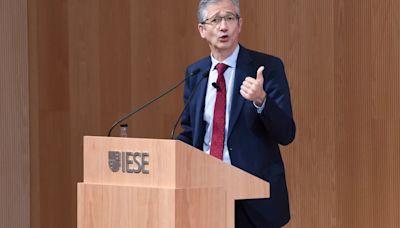 El exgobernador del Banco de España, Pablo Hernández de Cos, ficha como profesor por el IESE