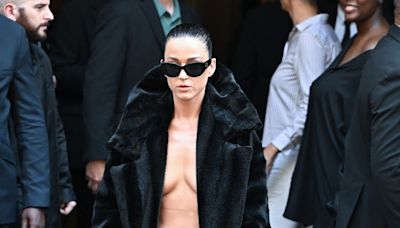 Katy Perry elege look ousado para prestigiar desfile da Balenciaga durante a semana de alta-costura