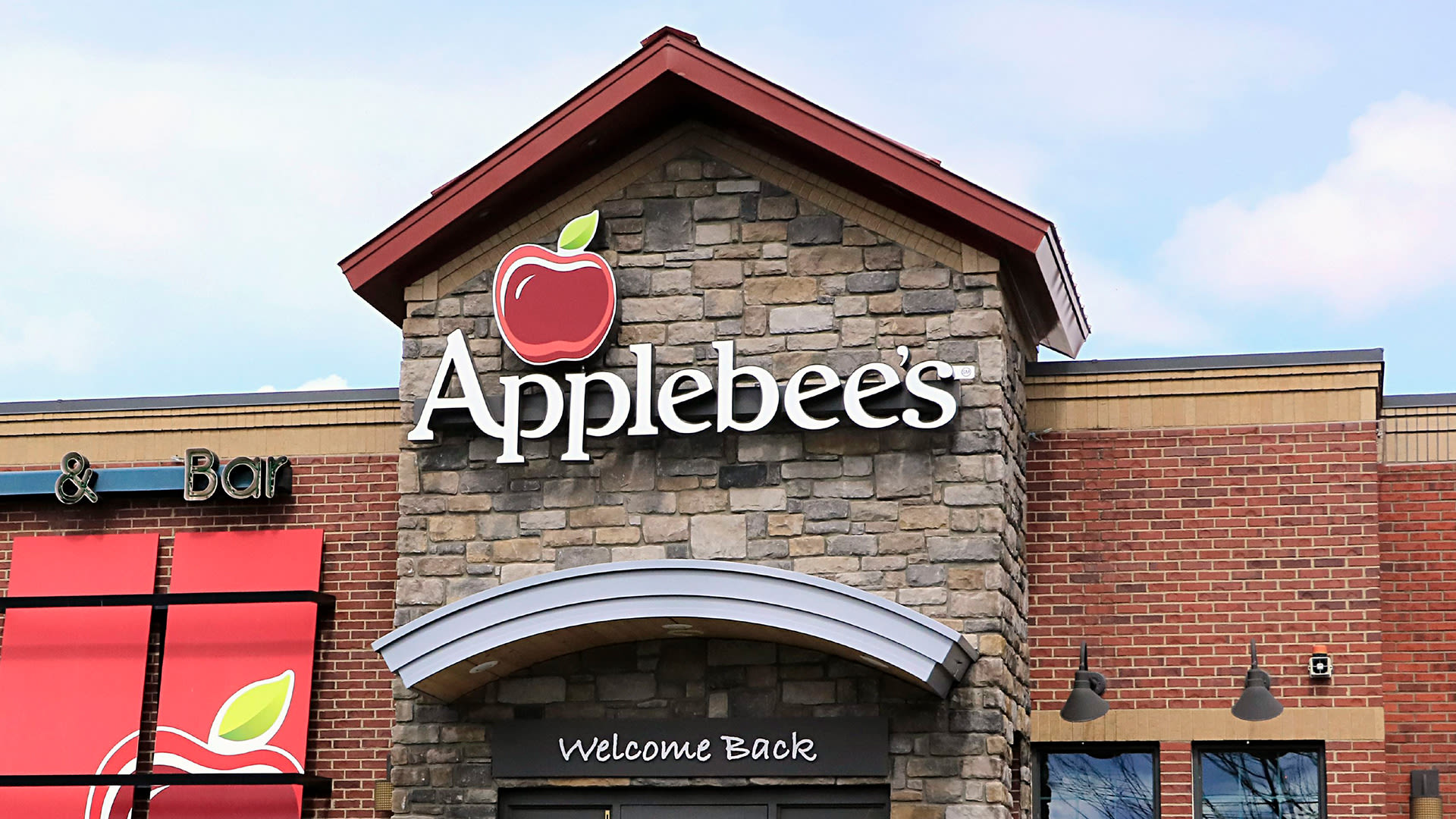 'Prayers have been heard' say fans as Applebee's brings back $1 cocktail