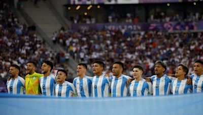 Los silbidos al Himno Nacional en París y la desatinada interpretación de su música