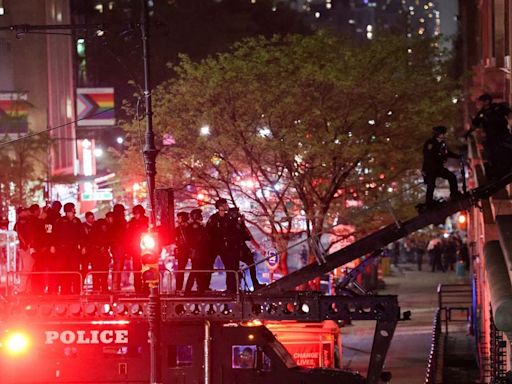 Policía de Nueva York ingresa a Universidad de Columbia para desalojar toma de estudiantes propalestinos - La Tercera