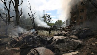 Frappes russes massives sur les villes ukrainiennes, au moins 24 morts