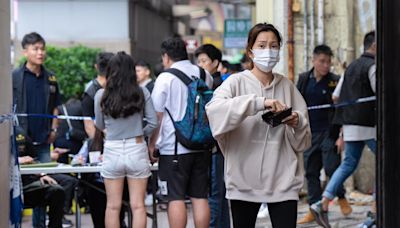 華豐大廈未解封 警員准部分住戶上樓 有居民稱曾投訴走廊有雜物但無回應 (12:20) - 20240411 - 港聞