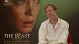 Bertrand Bonello estrena 'The Beast': "El modelo capitalista sacrifica a los seres humanos por el beneficio"