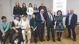 Alumnos del IES Jaume I de Ontinyent cautivan con clásicos griegos en la Fiesta Nacional de Grecia