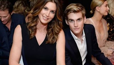 Hijo de Cindy Crawford provoca reacciones tras publicación de una foto inédita