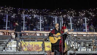 Los Bunkers abraza a Víctor Jara y a Detenidos Desaparecidos en su histórico show del Nacional