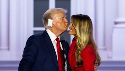 La rara aparición de Melania Trump en el final de la Convención Republicana: discretamente afectuosa y sin discurso