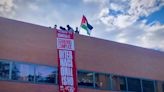 Los estudiantes acampados por Gaza en Madrid irrumpen en la Universidad Complutense en medio de una reunión con los vicerrectores