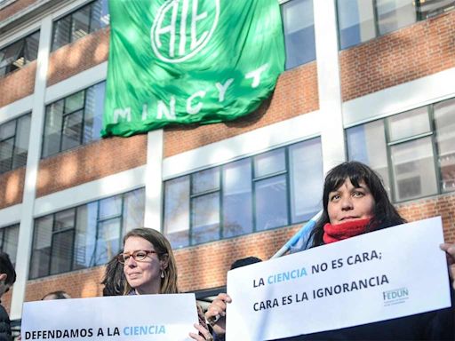 Protestarán en Argentina contra eliminación de becas científicas - Noticias Prensa Latina