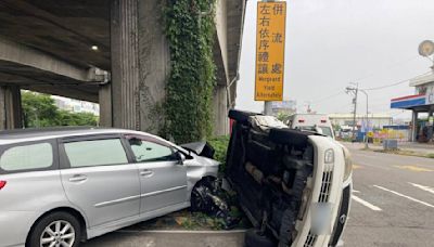 台中休旅車「鏟」轎車害側翻！紅綠燈也遭殃 2女多處擦挫傷