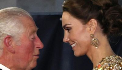 Rey Carlos rompe el protocolo por Kate Middleton y le demuestra su amor