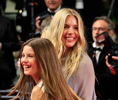 Sienna Miller y su hija Marlowe deslumbraron en la alfombra roja de Cannes con la matriarca de la familia