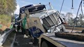 Tráiler cargado de chiles termina volcado sobre la autopista México-Puebla