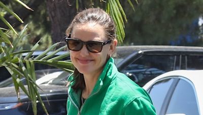 Jennifer Garner jets out of LA with her child Fin