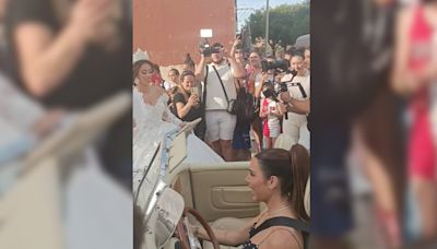 Pilar Rubio, en descapotable, estrella de una boda gitana en Huelva - ELMUNDOTV