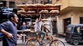 El Gobierno quiere que los egipcios dejen de comer tanto pan (o al menos que se lo paguen ellos)