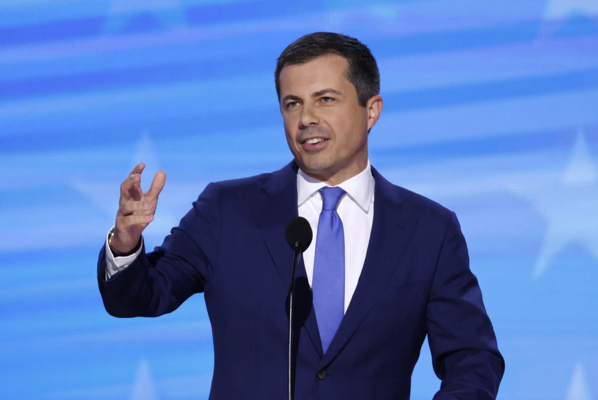 Buttigieg launches investigation of big airlines' rewards programs