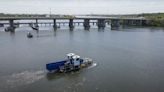 El barco de basura ‘Litter Skimmer’ de Tampa se enfrenta a un problema cada vez mayor