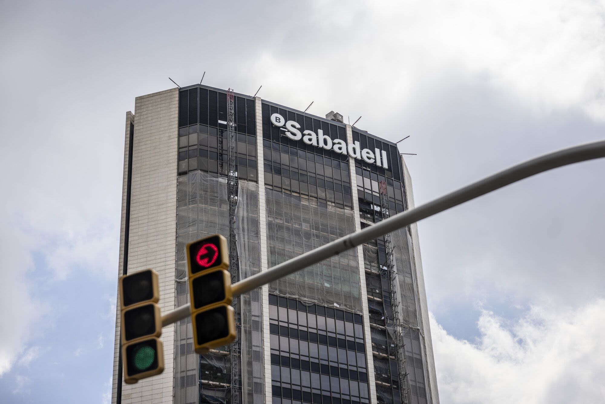 BBVA’s Hostile Bid for Sabadell Collides With Spanish Politics