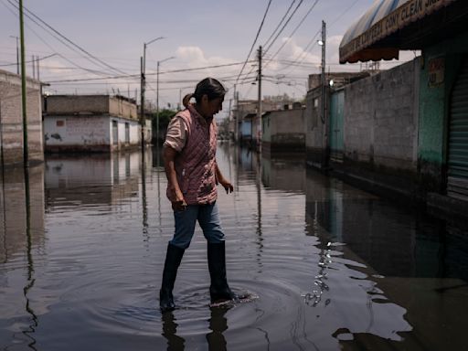 Residentes en suburbio de Ciudad de México, desesperados tras un mes inundados por aguas residuales