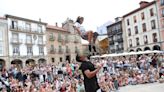 Un Felipe sin sangre azul monta el circo en Avilés en el Festival AstuRisas