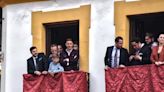 El fervor de Joaquín Sánchez en la Semana Santa sevillana junto a su mujer y amigos