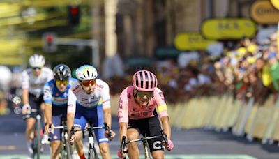 Tour de Francia: ¡Richard Carapaz, gigante! La ‘Locomotora del Carchi’ arriba al cuarto puesto de la clasificación general y Kevin Vauquelin gana etapa 2