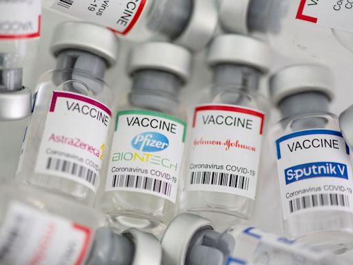 美國也吵新冠疫苗！輝瑞又遭1州提告「隱匿風險」 AZ全球下架