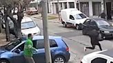 Dos ladrones robaban un auto pero un barrendero los corrió a escobazos