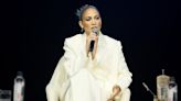 Jennifer Lopez muestra su lado solidario con el simbólico traje blanco que adoran las 'royals'