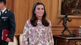 La Reina estrena una alegre blusa con estampado multicolor y mangas kimono