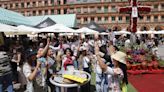 Gran ambiente de mediodía en las Cruces de Mayo