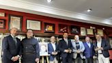 Homenaje póstumo al hostelero Álvaro López, 'gran paisano y emprendedor', en la clausura de la Bienal de Arte de Casa Consuelo