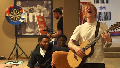 Ed Sheeran da concierto privado en la concentración de Inglaterra