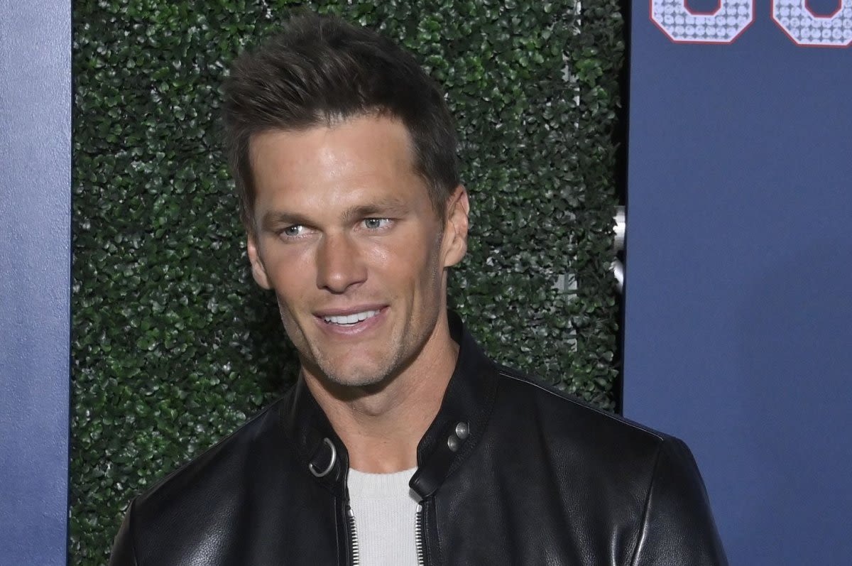 Deflategate admission, Bill Belichick slights among Tom Brady roast highlights