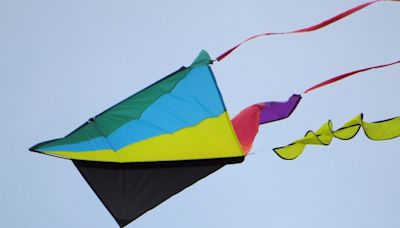 Man urinates on kites at Boardman store