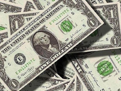 Peso se fortalece; dólar casi cae del "techo" de los 18