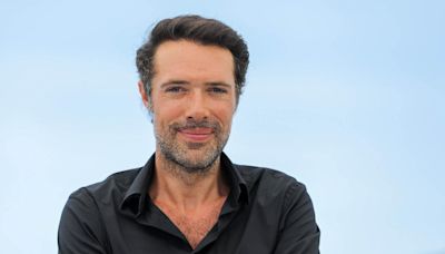 Nicolas Bedos : pèlerinage avec sa petite Joséphine, 6 mois, sur la tombe de Guy