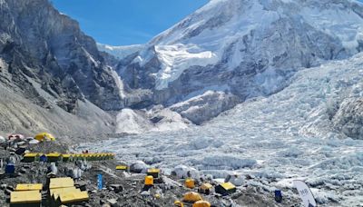Terrorífico: el deshielo del Everest dejó expuestos cientos de cadáveres de montañistas y toneladas de basura | Mundo