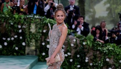 Bad Bunny, JLO, Chris Hemsworth y Elsa Pataky abren la alfombra verde de la Met Gala