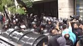 Choferes de la UTA protestan en la sede en contra del acuerdo salarial: hay tensión con la Policía