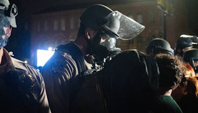 Decenas de detenidos en UCLA tras irrumpir la policía en el campamento propalestino